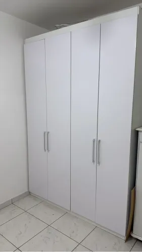 Guarda-roupa 4 portas espaçoso