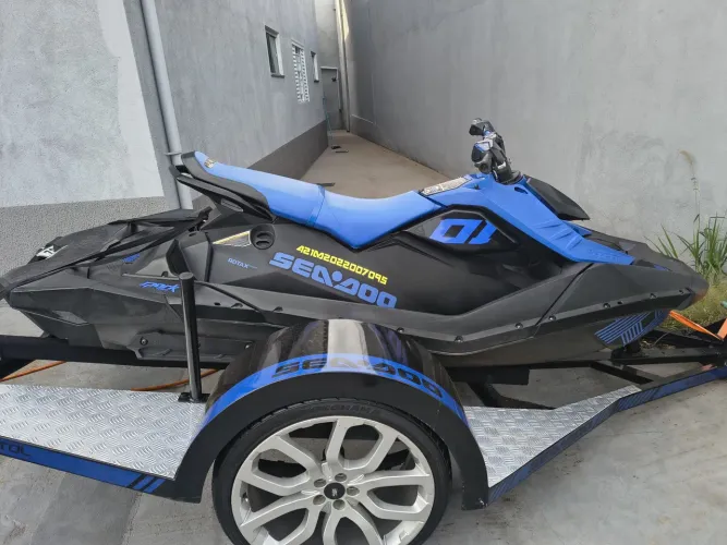 Jet ski spark trixx 3up