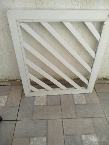 Portão de alumínio branco canelado pequeno