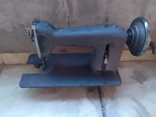 Máquina de costura antiga pretinha 