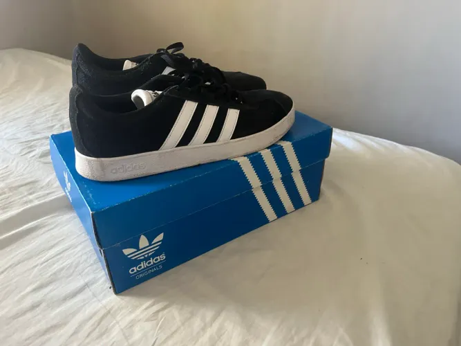 tênis Adidas VL Court em camurça