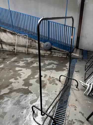 Arara estilo industrial preta reforçada