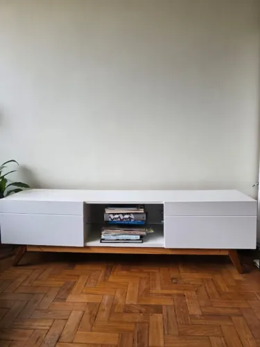 Rack para TV - Branco com Pés em Madeira