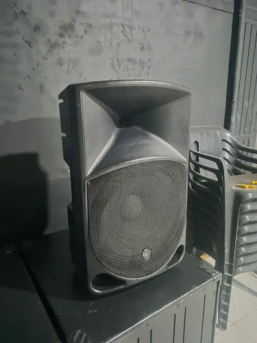 Caixa de som ativa Mackie Thump 15p.