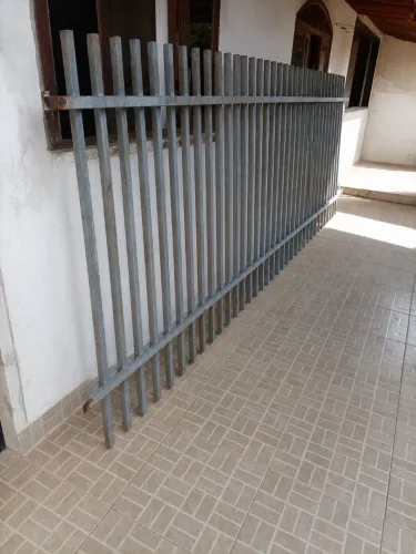 Grade e portão deslizante (usado em prefeito funcionamento)