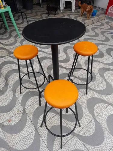 Mesa bistrô alta com 3 banquetas reforçada