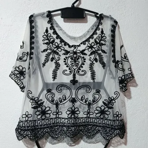 Blusa sobreposição bordada tule