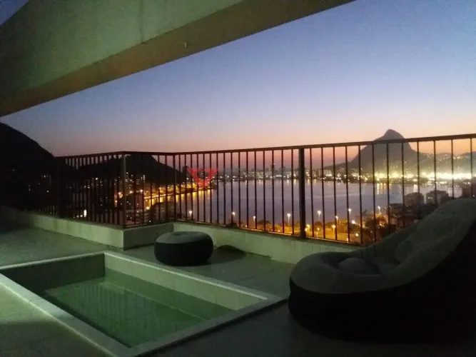 Cobertura à venda no Humaitá: 240m², 3 quartos, 2 vagas