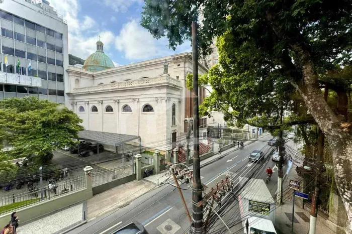 QUARTO E SALA COM VARANDA EM RUA RESIDENCIAL DE BOTAFOGO