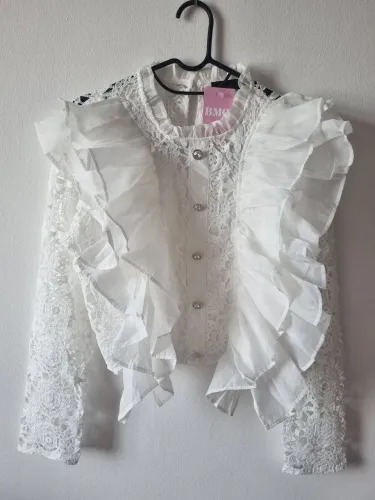 Camisa social com renda e detalhes com babados