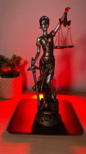 Temis, Deusa da Justiça/ 29cm em resina de qualidade