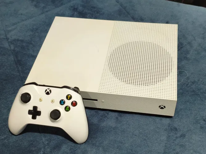 Xbox one s 500GB com uma manete - Limpo e pasta térmica trocada