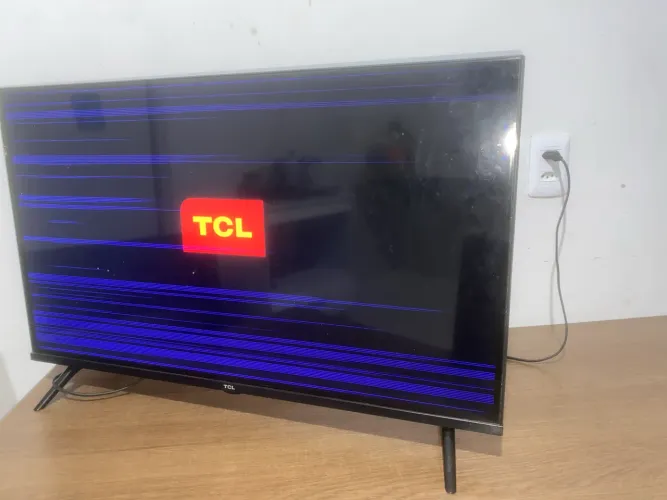 Vende se TV com defeito