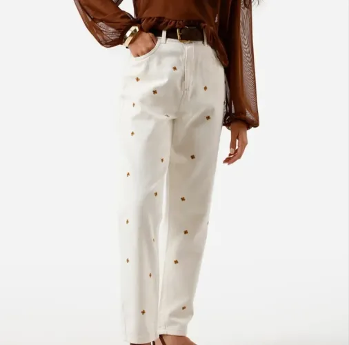 Calça jeans na cor palha