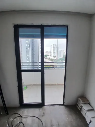 Porta Balcão De Alumínio em Pintura Eletrostática (Usado) 2,30mx 1,40m
