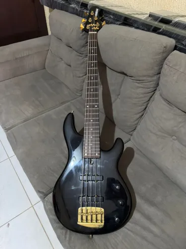 Baixo Yamaha bbn5 com circuito sonorus ativo e ferragens guyker