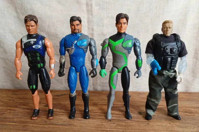Lote de bonecos Max Steel Turbo.um é do ano 98 relíquia para colecionadores ou criança... 