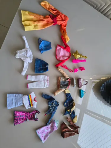 Lote roupinhas e acessórios originais Barbie