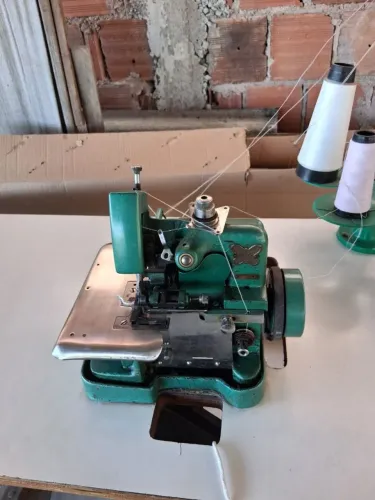 Máquina de costura overloq