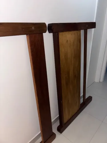 Cama de casal de madeira