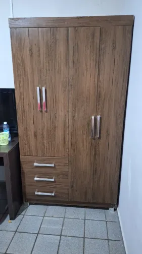 Guarda Roupas Seminovo (quatro portas, três gavetas) - excelente conservação.