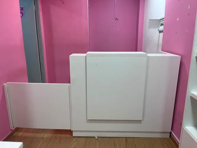 Balcão de loja branco com gaveta e divisórias