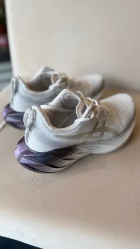 Tênis Asics Novablast Feminino Branco/ Roxo