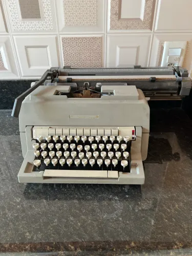 MÁQUINA ESCREVER VINTAGE BAIXEI