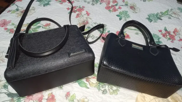 Duas bolsas femininas pretas