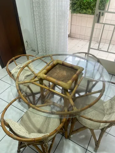 Mesa em vime  com tampo de vidro e 4 cadeiras 