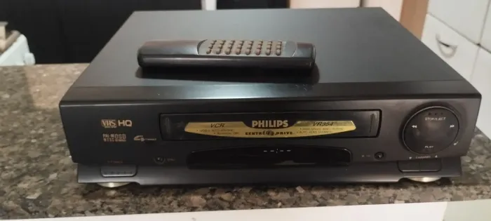 Vídeo cassete Philips quatro cabeça vendo