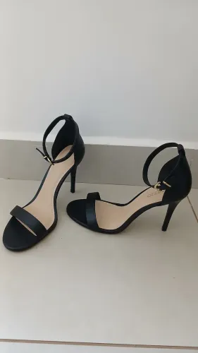 Sandália Feminina Isabelli Salto Médio Couro Preto Arezzo