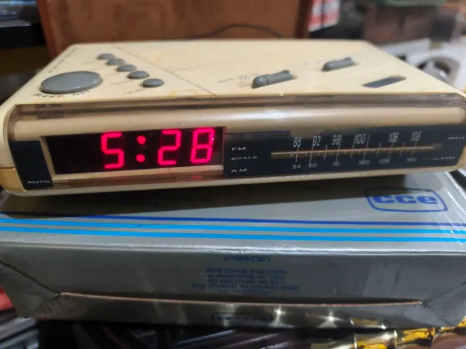 Rádio relógio CCE DLE-650