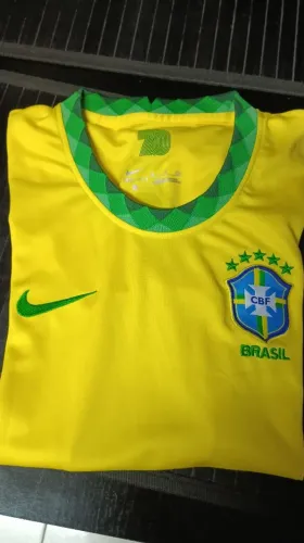 camisa da seleção brasileira de futebol 2021 amarela com detalhes em verde da Nike.