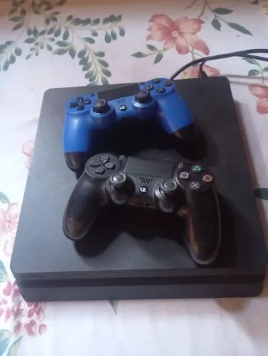 Vende-se Ps4 Slim / 1Tb , com os controles