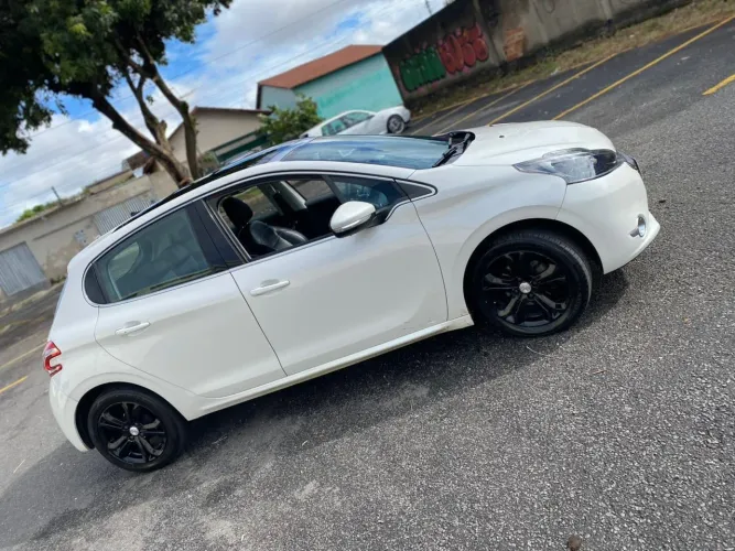 Peugeot 208 Griffe 1.6 Flex 16V 5P Aut. 2014