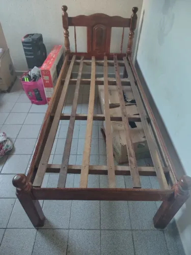 Cama de Madeira Antiga com colchão 