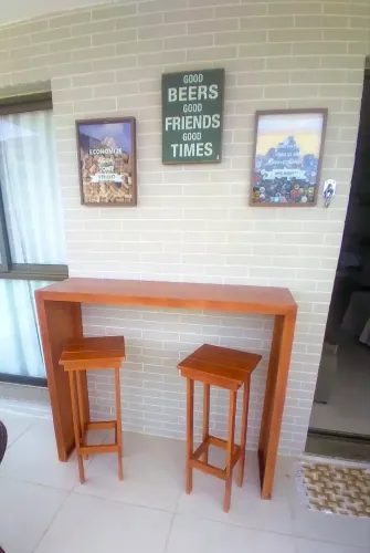 Bancada de Madeira Maciça com Banquetas