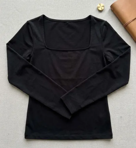 Blusa estilosa manga longa preta