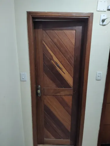 Porta de madeira maciça 70cm