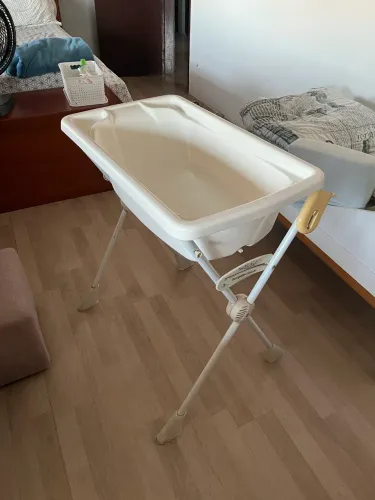 Banheira de bebê com suporte
