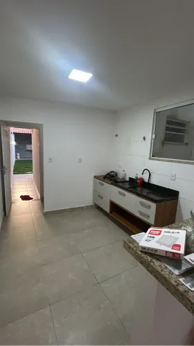 Aluga-se casa na coroa do meio, do lado da sombra, recém construída,
