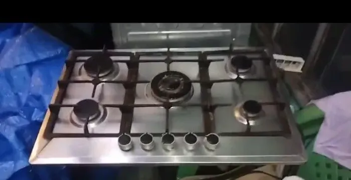 Base de cima do fogão são 5 bocas é a gás porém clique110v o forno q é elétrico e é 220 v