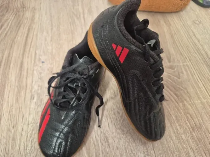Chuteira adidas tamanho 28