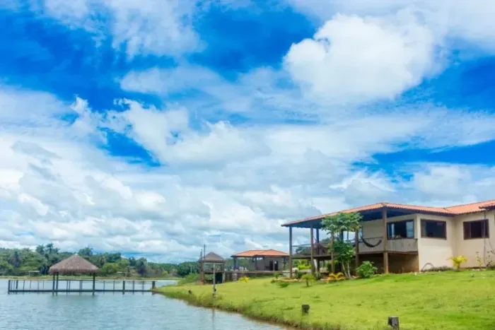 Pousada 24.8ha, lagoa artificial, piscina, quiosque, sauna, área de churrasqueira, campo. 