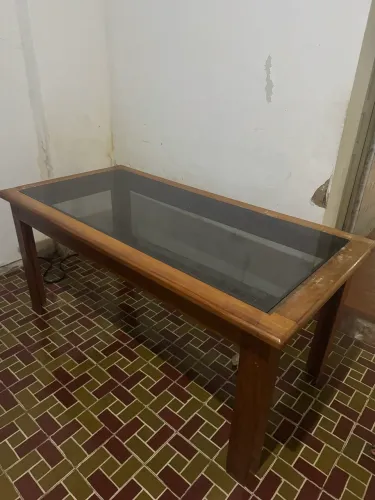 Mesa de madeira de lei