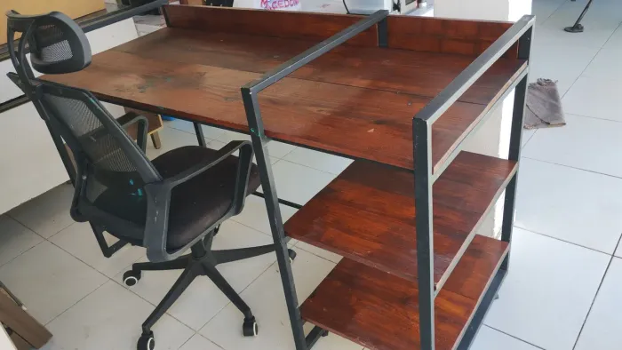 MESA DE ESCRITÓRIO COM CADEIRA