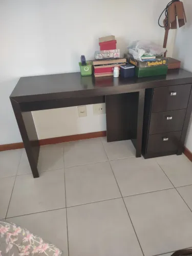 Escrivaninha com três gavetas
