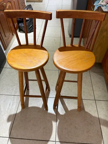 Banquetas de madeira com encosto