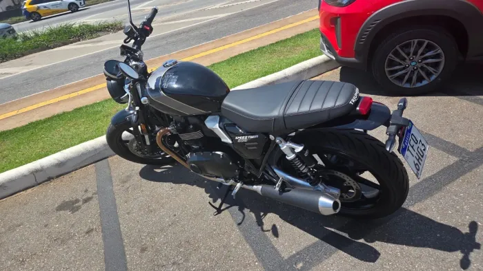 Moto muito nova. 400 km apenas rodado. 900cc 10mil abaixo da fipe